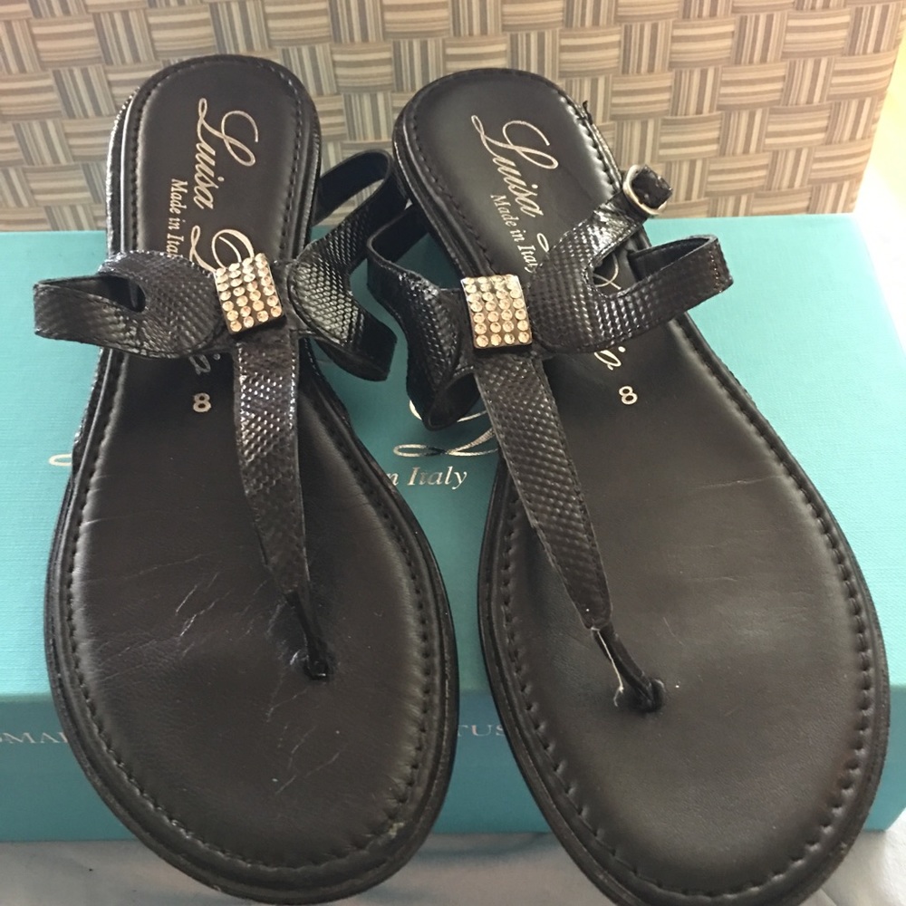 Women’s leather flat sandals